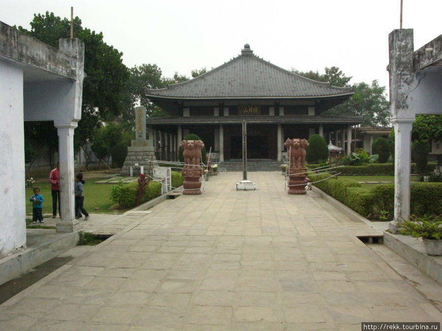 А так же японско-индийское буддистское общество построило свой храм Варанаси, Индия