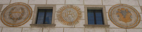 Настенное изображение гербов основателей и самого иезуитского ордена
Бывшие иезуитские кельи