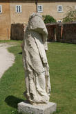 Монастырь ордена рыцарей-крестоносцев с красной звездой. Скульптура в парке Трамин
