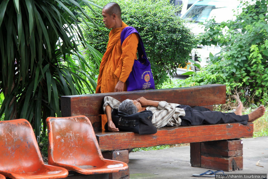 Бомж и бродячий монах Аюттхая, Таиланд