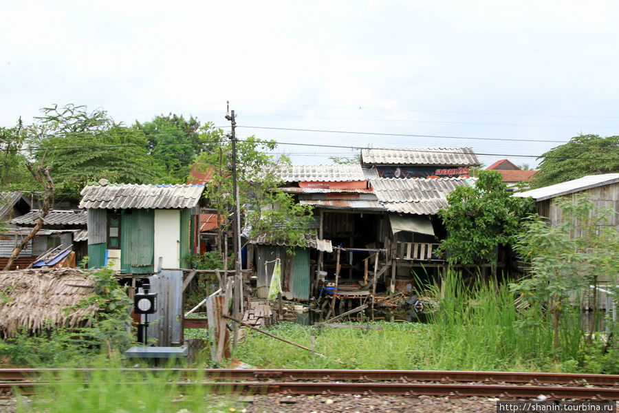 У железной дороги стоят лачуги Аюттхая, Таиланд