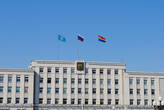 Флаги России, города и области на здании мэрии