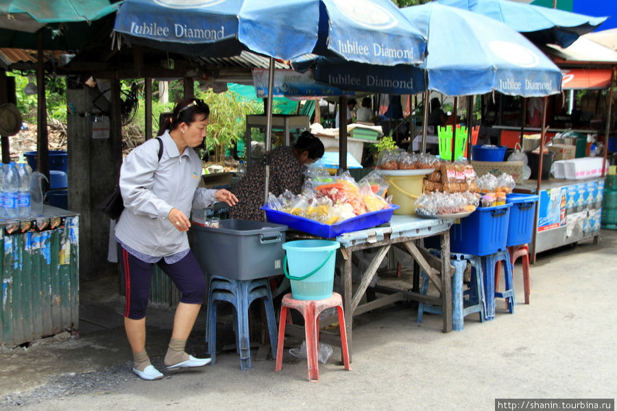 По пути от вокзала к паромной пристани встречаются уличные кухни Аюттхая, Таиланд