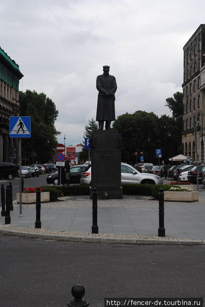 Памятник стоит почему-то не на самой площади, а через дорогу от нее Варшава, Польша
