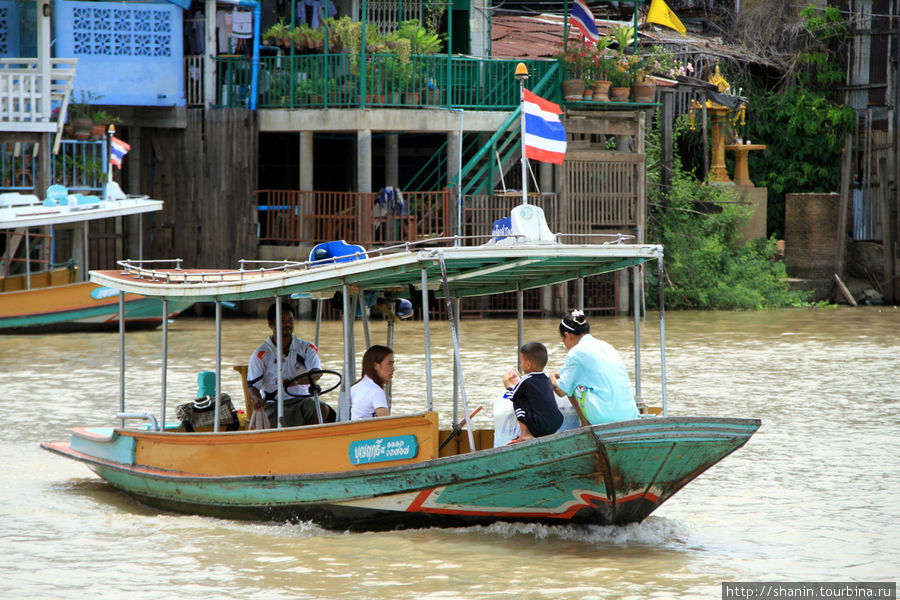 Паром на реке Пасак Аюттхая, Таиланд