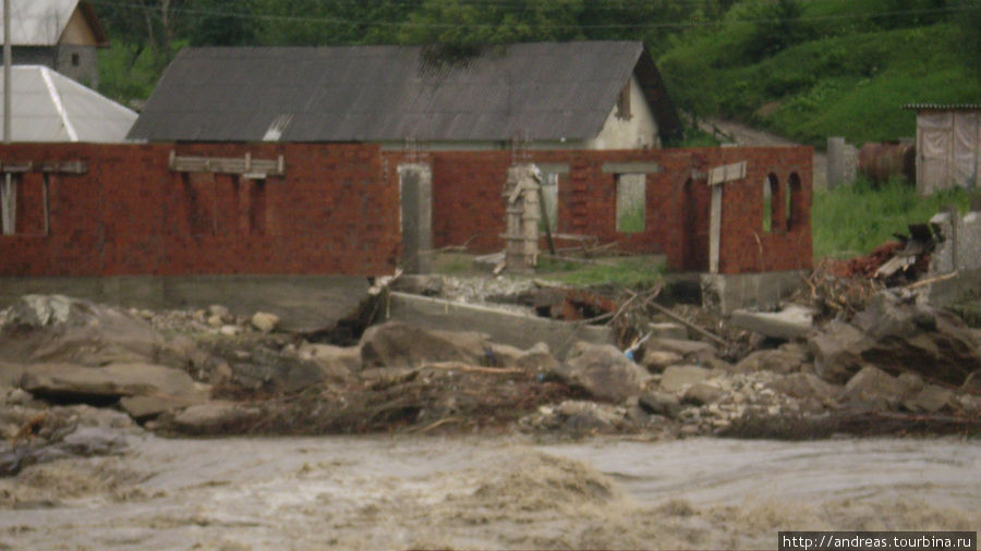 Фундамент частично смыло водой Ивано-Франковская область, Украина