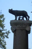 Памятник волчицы, вскармливающей двух близнецов