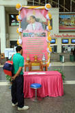 Портрет короля на вокзале Хуалампонг в Бангкоке