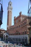 На площадь смотрят дворец Санседони (palazzo Sansedoni) и дворец Пубблико (palazzo Pubblico), (башни обжоры – в честь первого звонаря)