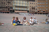 Основной достопримечательностью города является архитектурный ансамбль площади Кампо (Piazza del Campo). Ее форма, напоминающая перевернутую раковину, считается уникальной