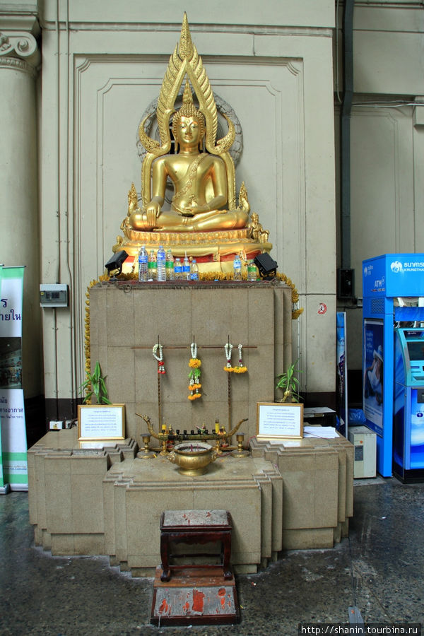 Будда на вокзале Хуалампонг в Бангкоке Бангкок, Таиланд