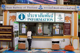 На вокзале Хуалампонг в Бангкоке есть информация — для туристов
