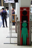 На вокзале Хуалампонг в Бангкоке — шкала для измерения роста детей