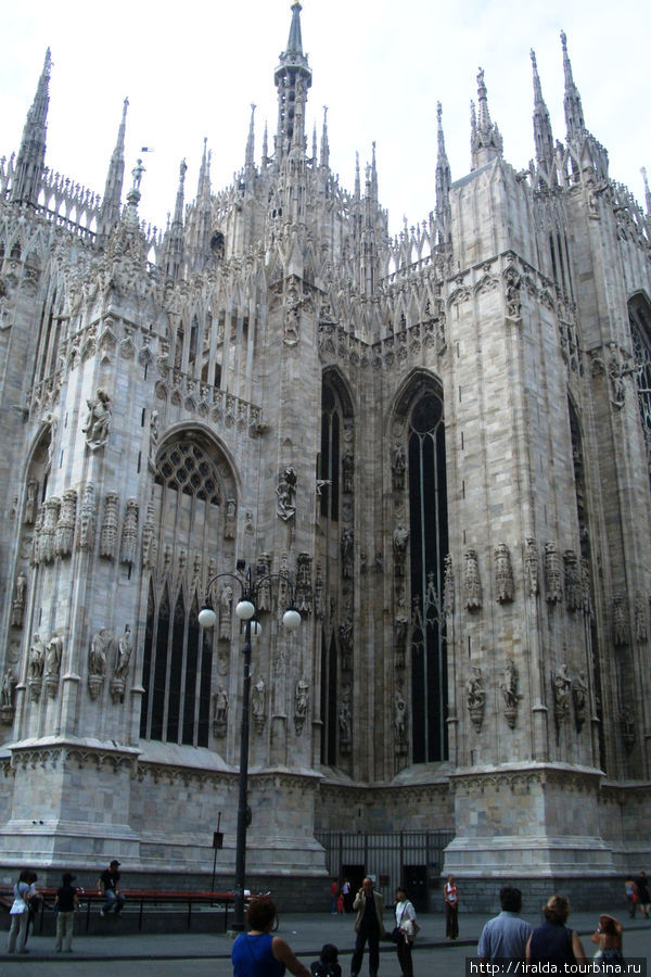 Главный собор Милана (Duomo) — наиболее известное сооружение города Милан, Италия