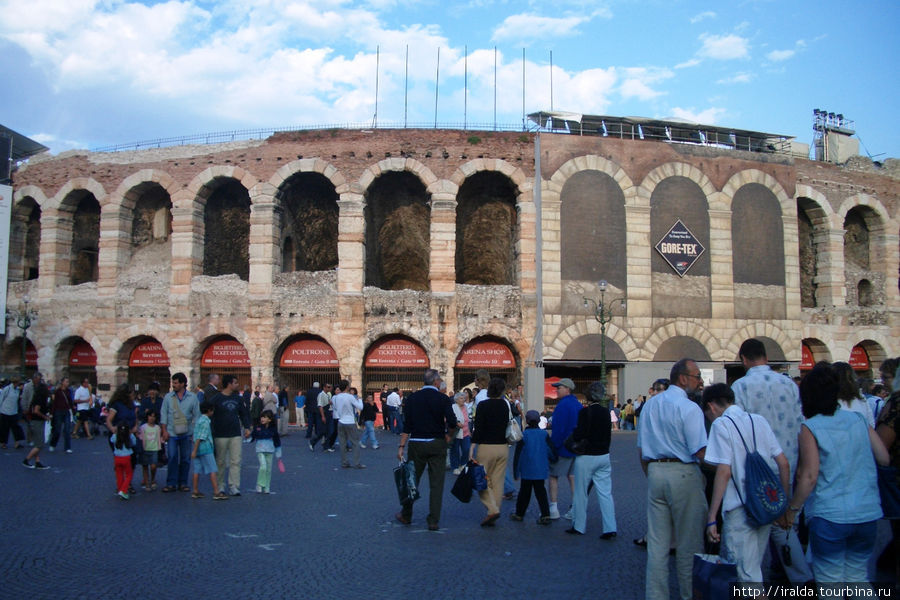 Римский амфитеатр – третий по величине после Римского Колизея и амфитеатра в Капуе Верона, Италия