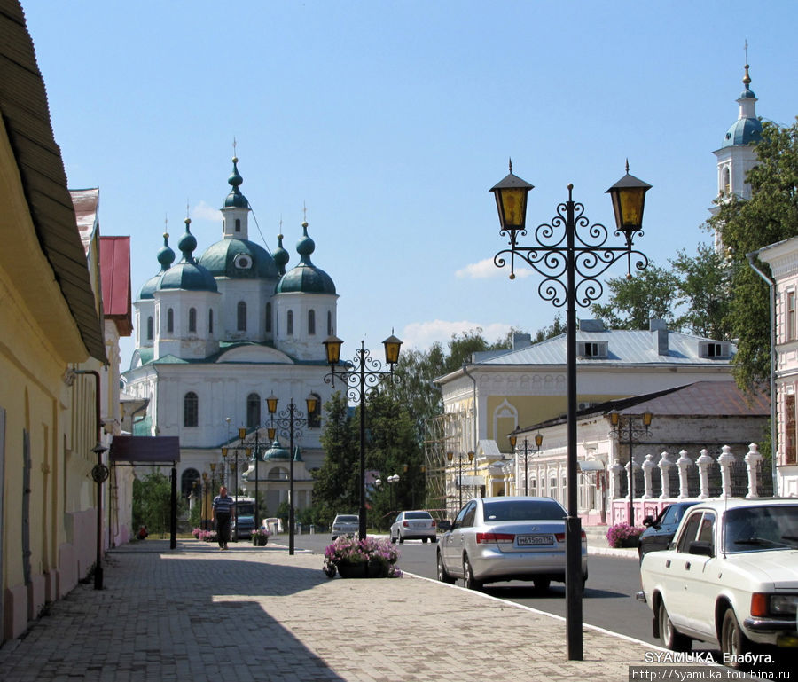 Спасская улица с видом на Спасский собор. Елабуга, Россия