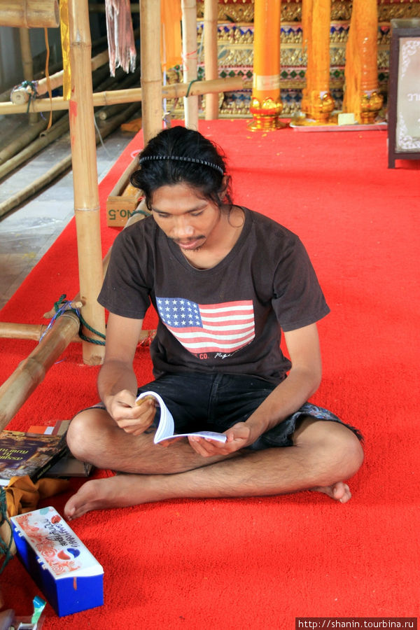 Поклонник Америки в буддистском храме Аюттхая, Таиланд