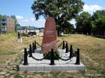 Могила Н. А. Дуровой на Троицком кладбище.