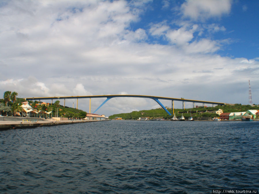Мост был сложен, но сообщение между районами города не останавливается ни на минуту — курсируют два катера Виллемстад, Кюрасао
