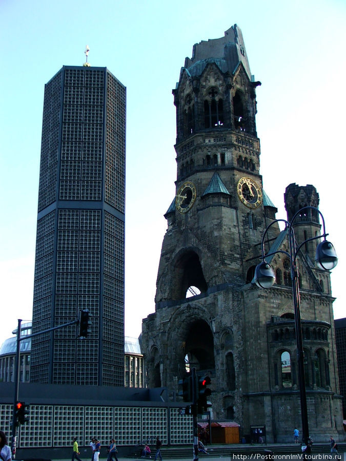 Старая и современная церкви (справа и слева соответственно) Берлин, Германия