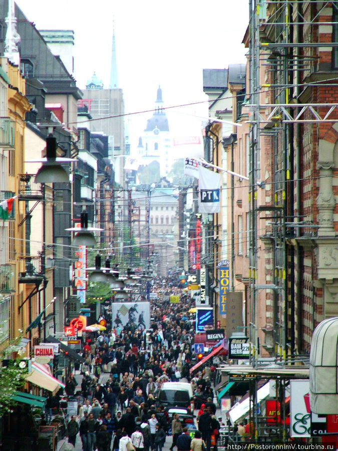Оживленная улица в современном центре Стокгольма Стокгольм, Швеция