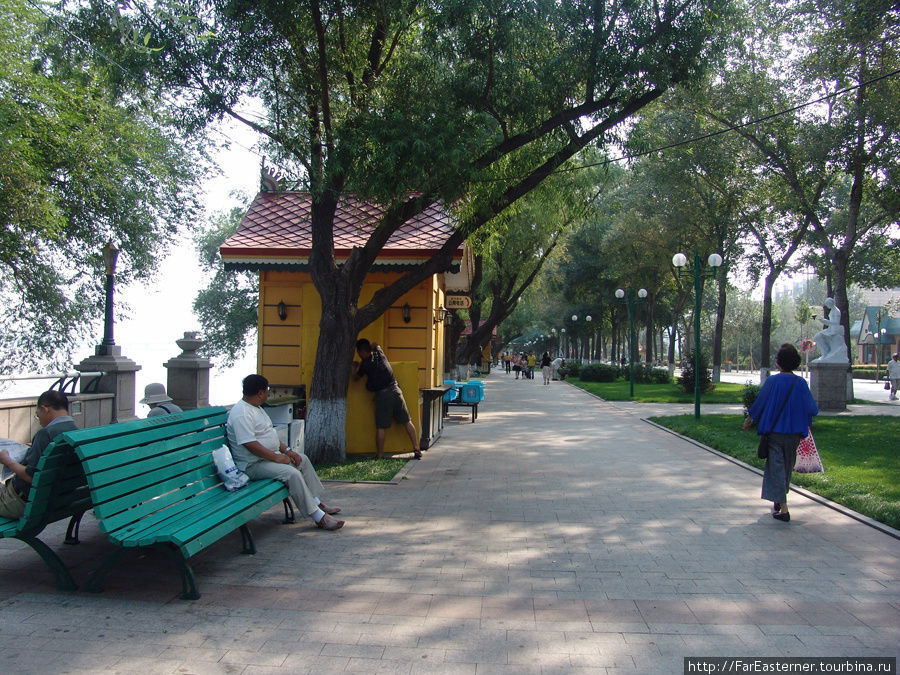 Утро в парке имени Сталина на набережной Харбина Харбин, Китай