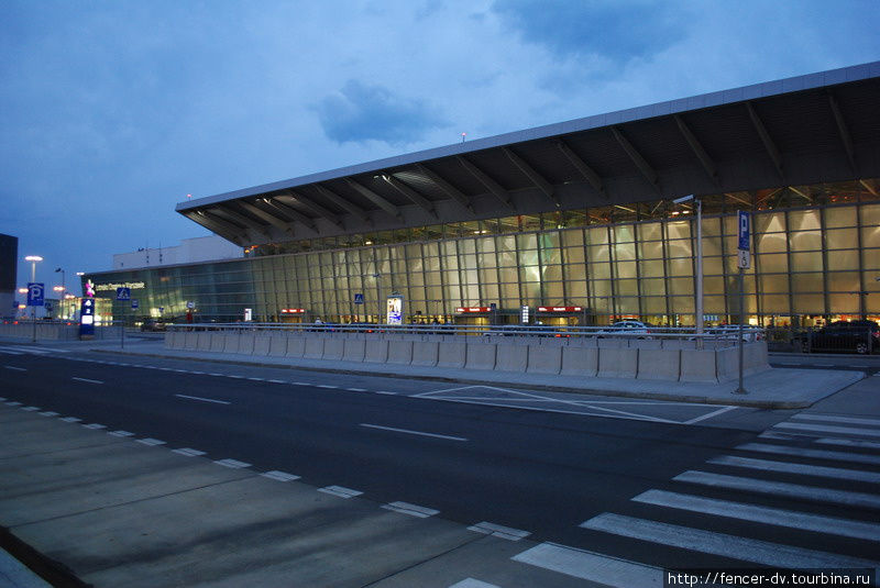 Здание терминала ранним утром Варшава, Польша