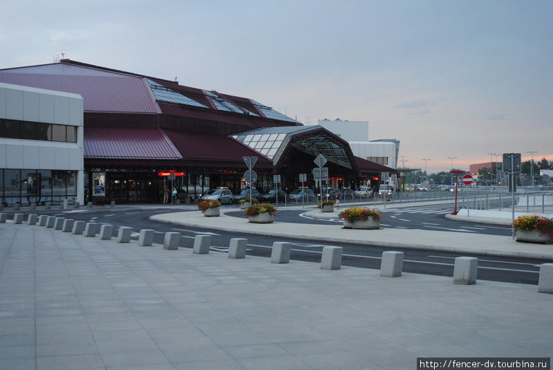 Один из выходов терминала больше напоминает ресторан Варшава, Польша