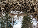 табличка на воротах из рогов оленя — входе парк-мемориал Джоржа Вашингтона