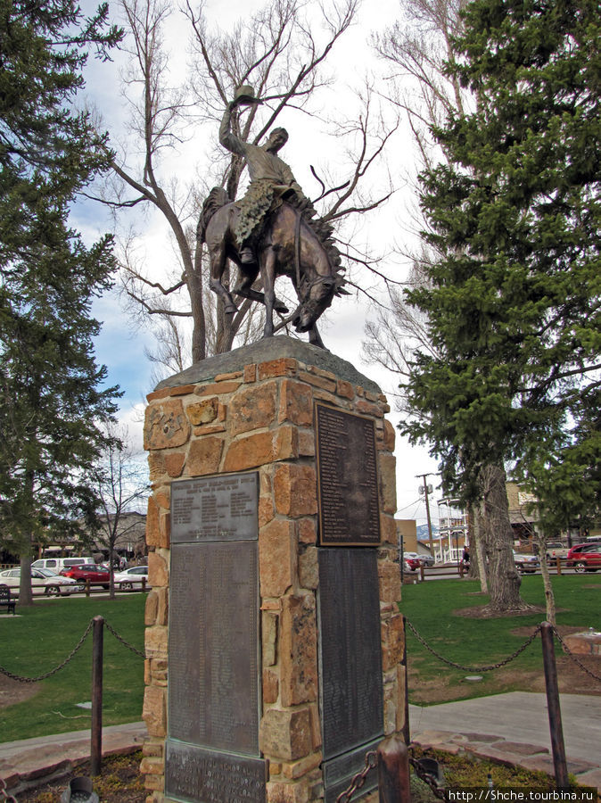 знаменитый памятник Cowboy Budboiler, установленный в 1976 году в память о погибших жителях в международных войнах США, который сейчас является символом всего штата, и контур его сейчас постоянно видно рядом с надписью Wyoming. Джексон, CША