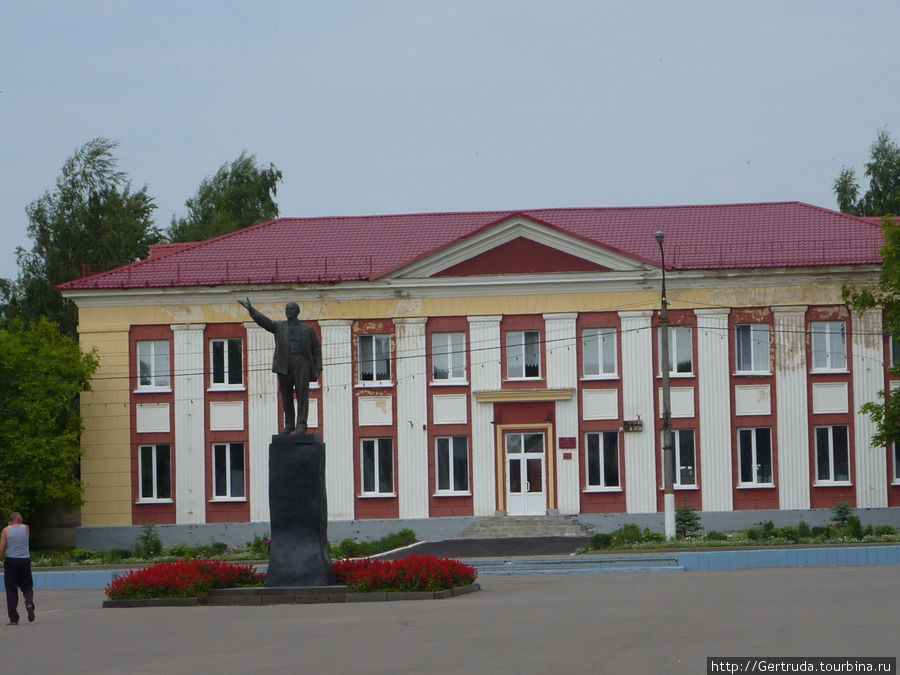 Детская школа искусств и памятник Ленину. Городок, Беларусь