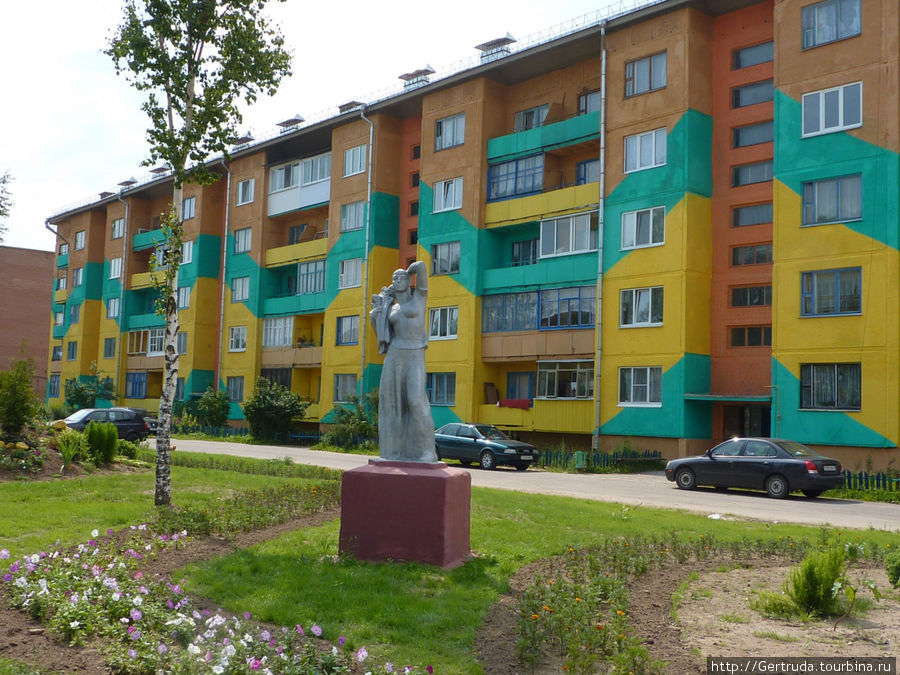 Какой яркий жилой дом на углу Комсомольской ул., и очередная скульптура. Городок, Беларусь