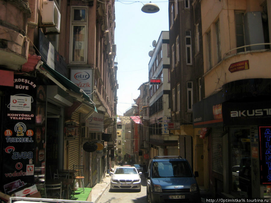 Прогулка по торговой пешеходной улице Истикляль в Стамбуле. Стамбул, Турция