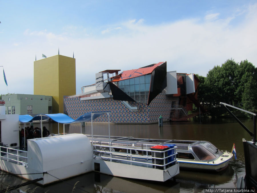 здание музея с красной крышей Гронинген, Нидерланды