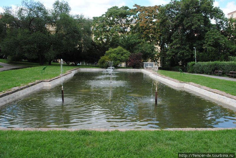 Некое подобие фонтанов, беспорядочно  и бессистемно извергающих воду в бассейн сомнительной чистоты Прага, Чехия