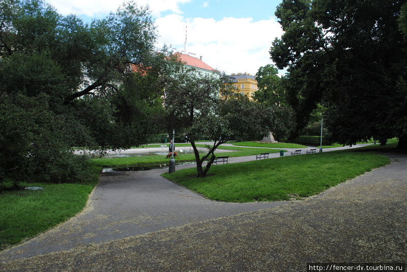 Неприбранные дорожки, неновые лавочки, плохо стриженные газоны Прага, Чехия