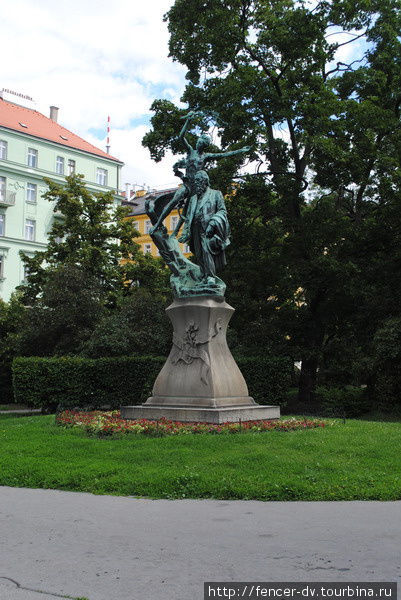 Зато цветы у памятника в полном порядке Прага, Чехия