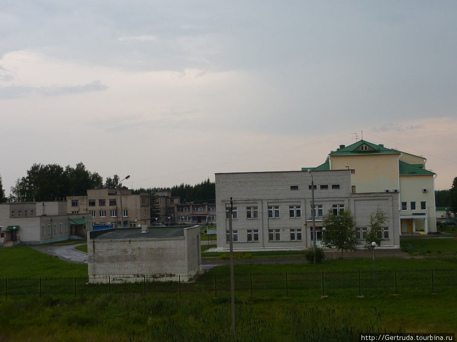 Вид на больничный городок  с 4 этажа жилого дома. Городок, Беларусь