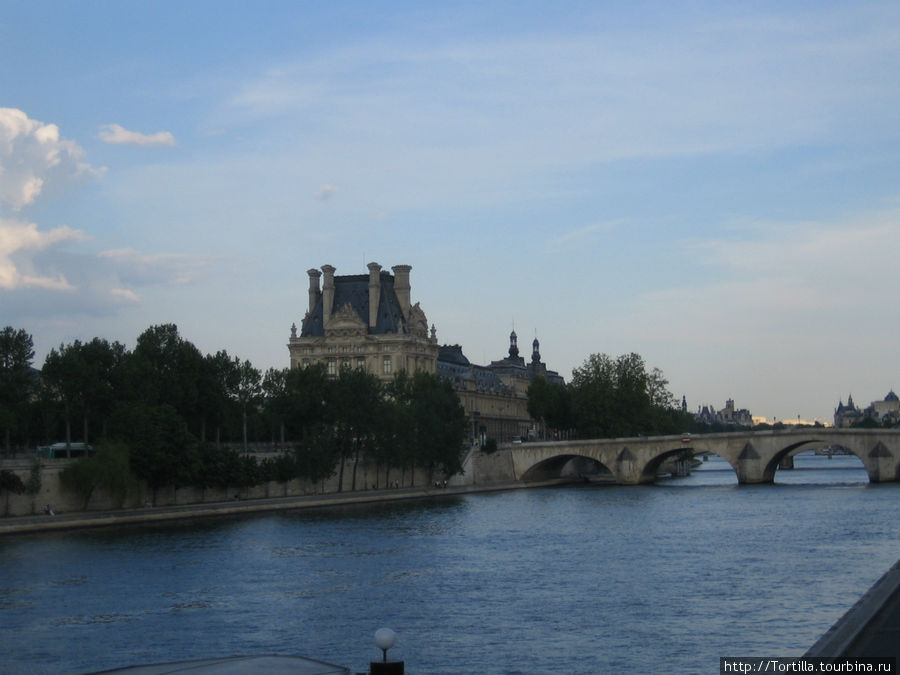 Париж. Вид на Сену и Лувр Париж, Франция
