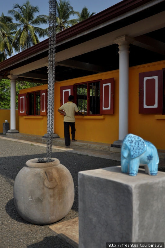 Кроме колонн, поддерживающих веранду, при строительстве здания использовали и старинный способ сбора воды во время тропических ливней — цепи, опущенные в кувшин. Шри-Ланка