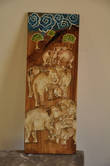 Панно с главными персонажами живого мира Шри-Ланки — азиатскими слонами.