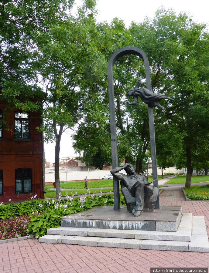 Памятник Марку Шагалу в начале Покровской улицы. Витебск, Беларусь