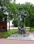 Памятник Марку Шагалу в начале Покровской улицы.