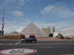 Новая пирамида на улице Ленина. За ней видно здание гостиницы.