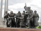Скульптурные группы на Площади Победы