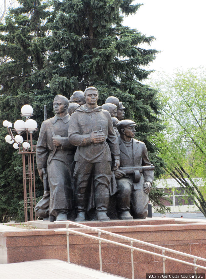 Еще одна скульптурная группа на Площади Победы.