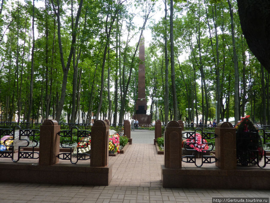 Парк Героев 1812 года, обелиск и захоронения времен Великой Отечественной войны. Витебск, Беларусь