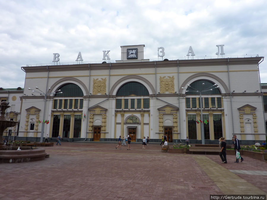 Фасад  железнодорожного вокзала в Витебске.