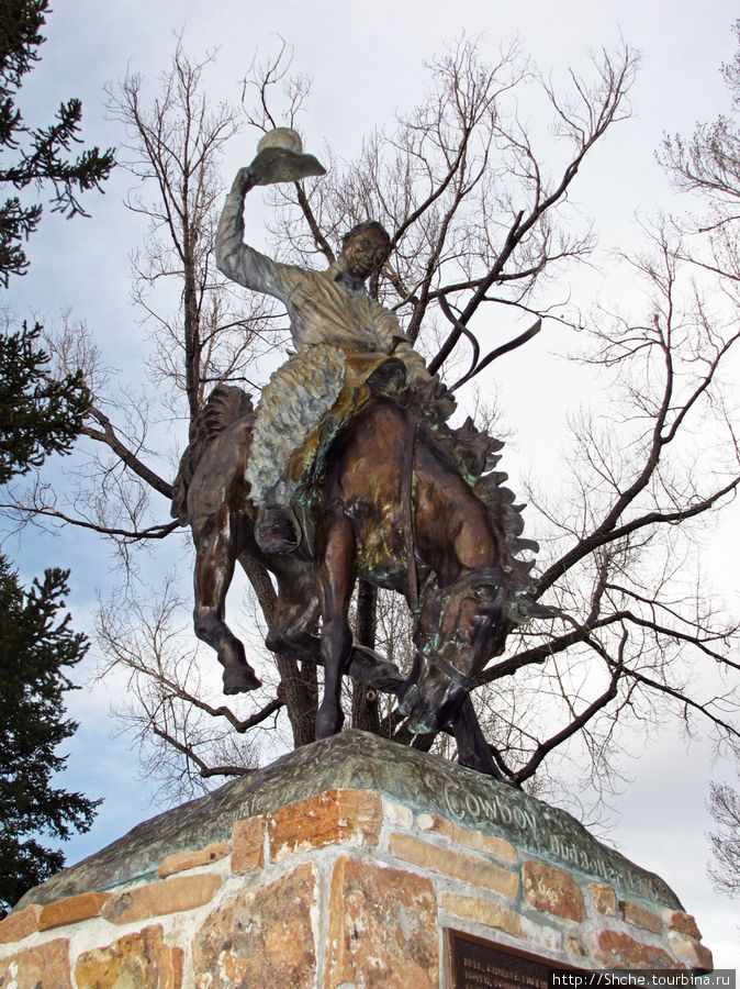 бронзовая скульптура Cowboy Budboiler 1976, посвященная жителям города, погибшим международных войнах, и ставшая символом всего штата. Джексон, CША