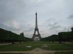 Париж. Марсово поле. Эйфелева башня.